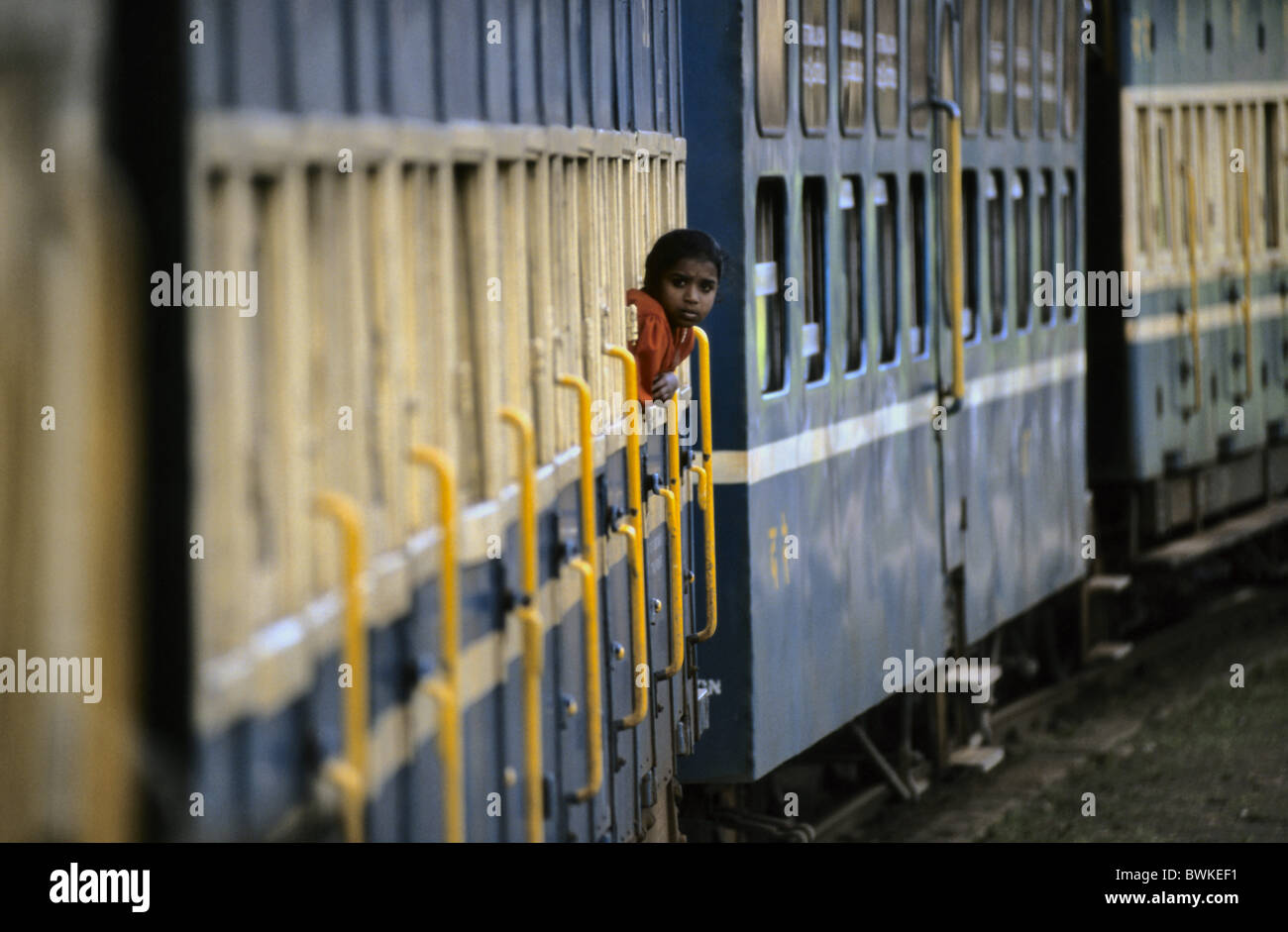 Nilgiri strada ferrovia bambino ragazzo di strada di passeggeri trasporto auto treno in viaggio Asia India India del Sud Foto Stock