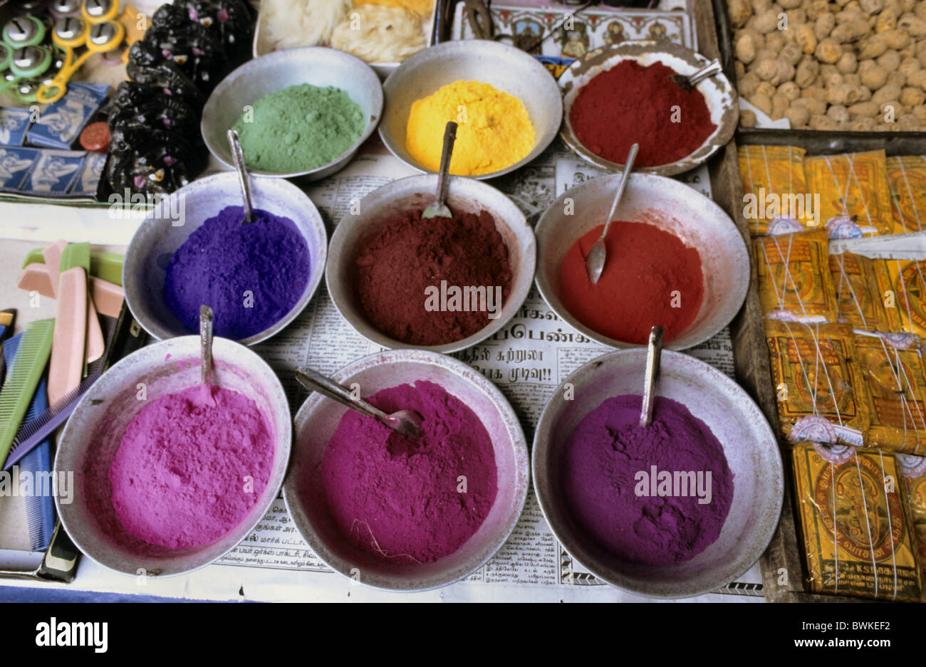Henna polvere colori tinti in maniera colorata luminosamente carico magazzino commercio business India Foto Stock