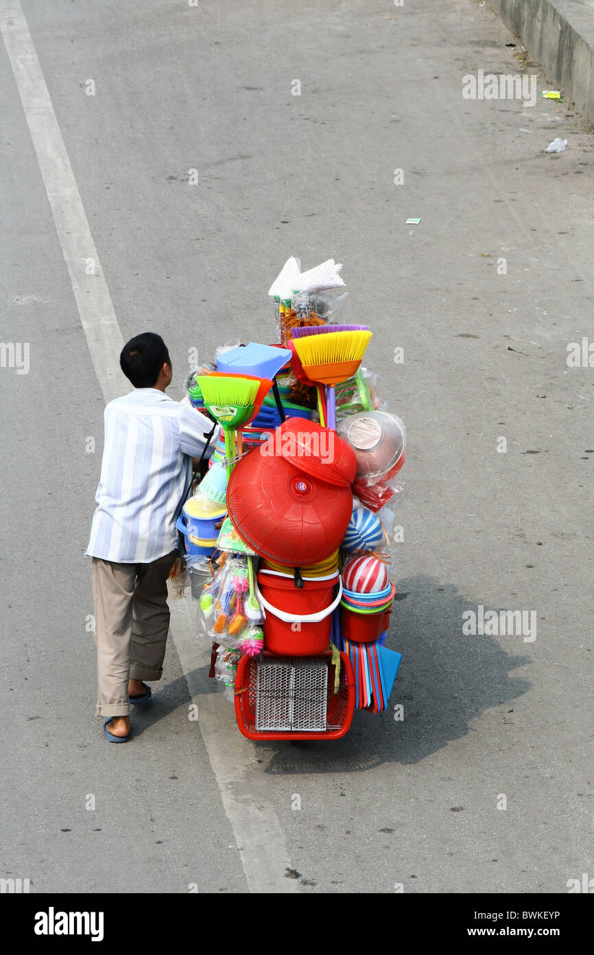 Hanoian street venditore spingendo i suoi beni Foto Stock