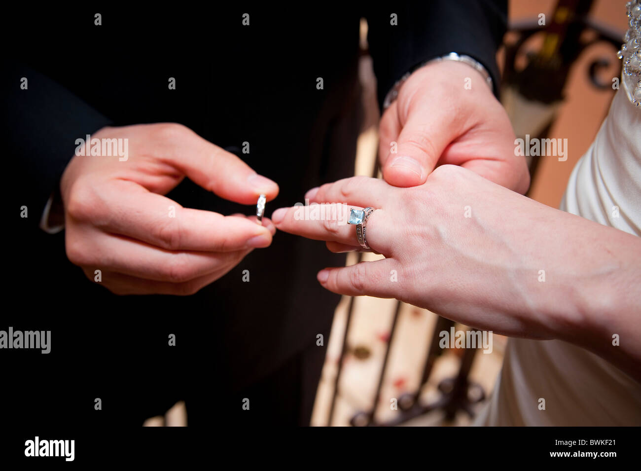 Lo sposo mettendo il matrimonio in sposa Foto Stock