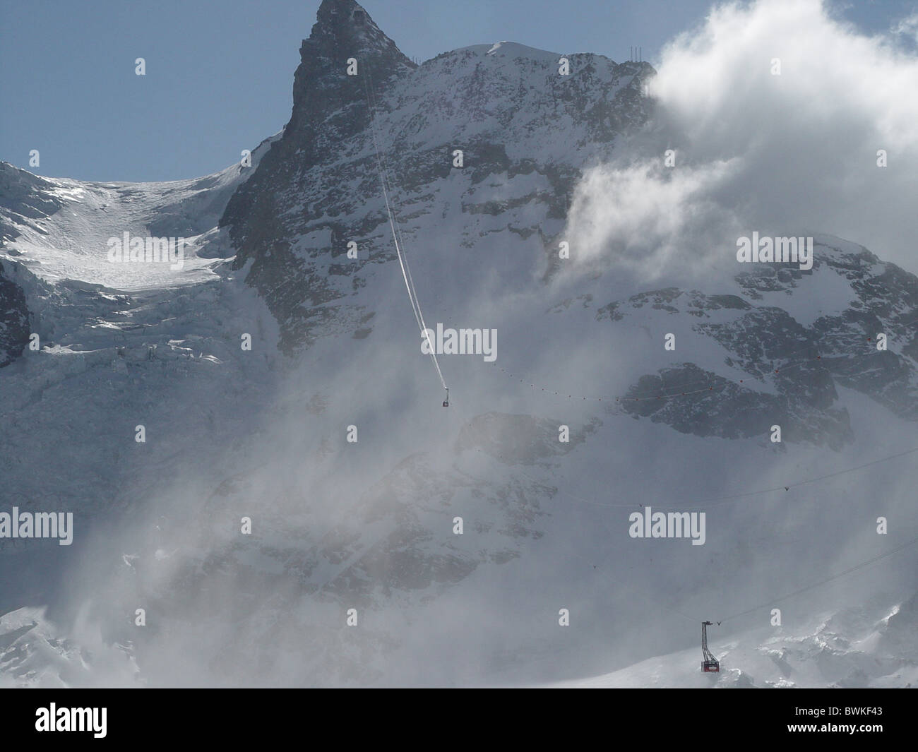 Cavo di antenna il trasporto per ferrovia funicolare Kleinmatterhorn nuvole Svizzera Europa canton Vallese montagne Foto Stock
