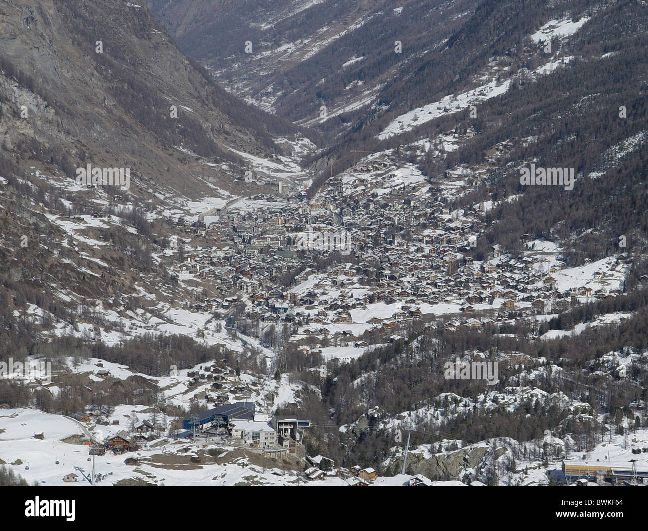 Panoramica di Zermatt village Mattertal Svizzera Europa canton Vallese Alpi montagne paesaggio alpino paesaggio Foto Stock