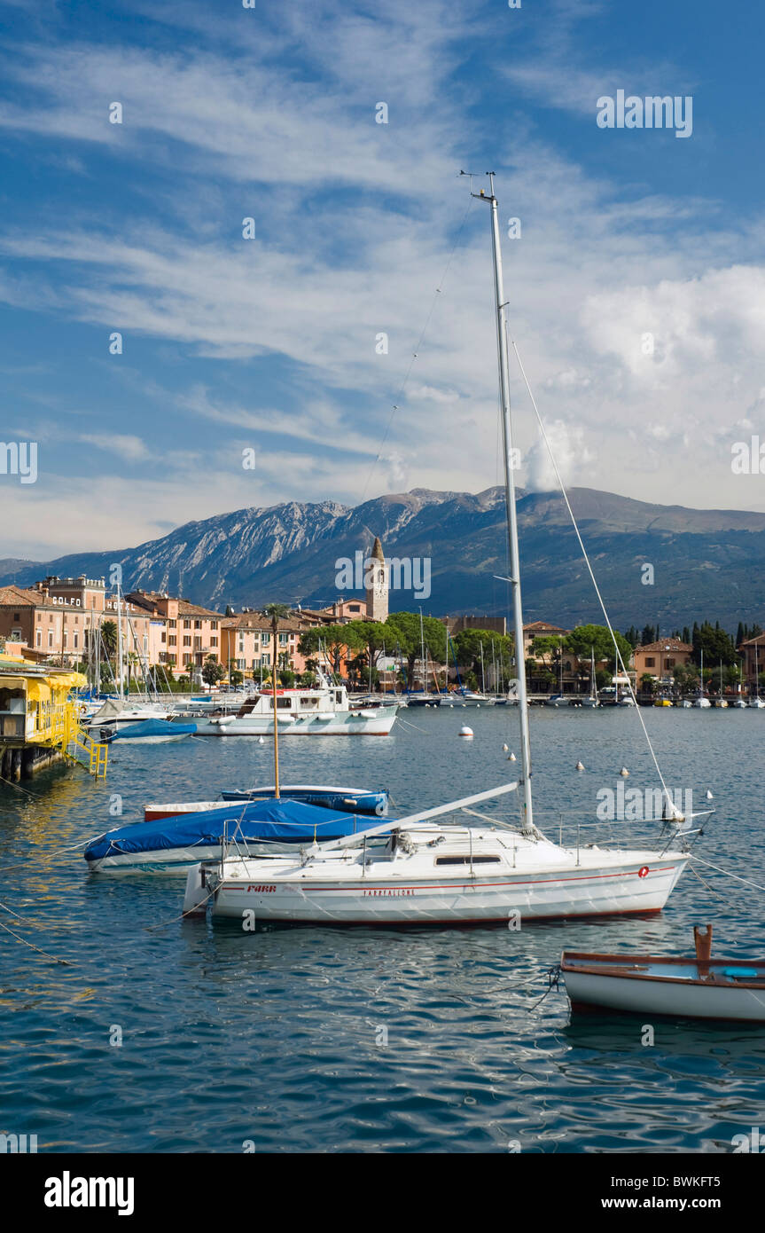 Waterfront, Maderno, Lago di Garda, Lago di Garda, Lombardia, Italia, Europa Foto Stock