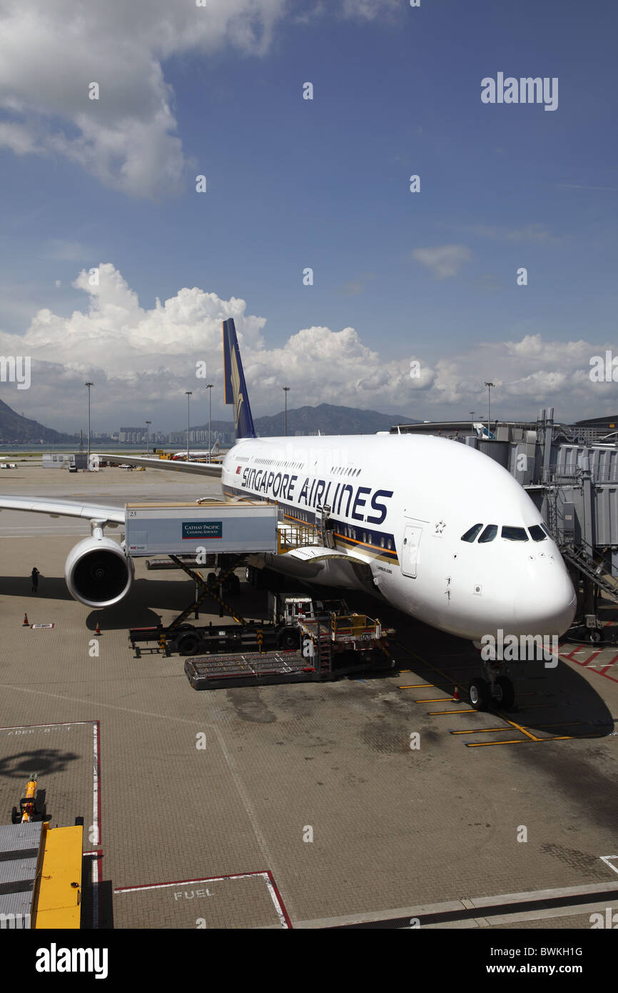 Cina, Hong Kong International Airport at Chek Lap Kok, Singapore Airlines Airbus A380 inserito sul terminale Foto Stock