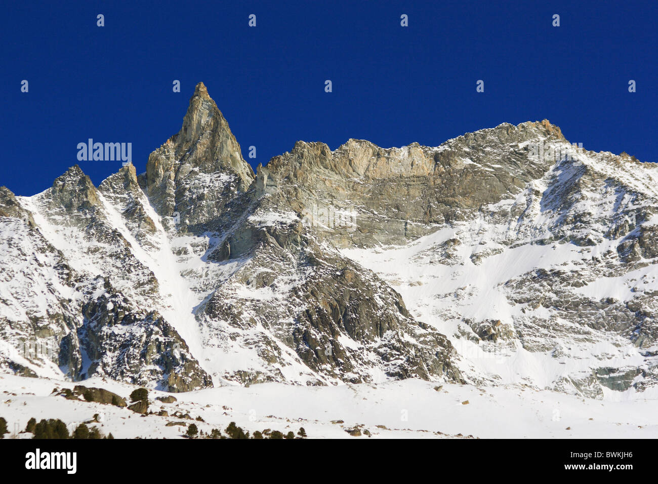 Svizzera Europa Aiguille de la Tsa vertice scogliera di picco ago Alpi del Vallese Val d'Arolla Arolla Valle Inverno Foto Stock