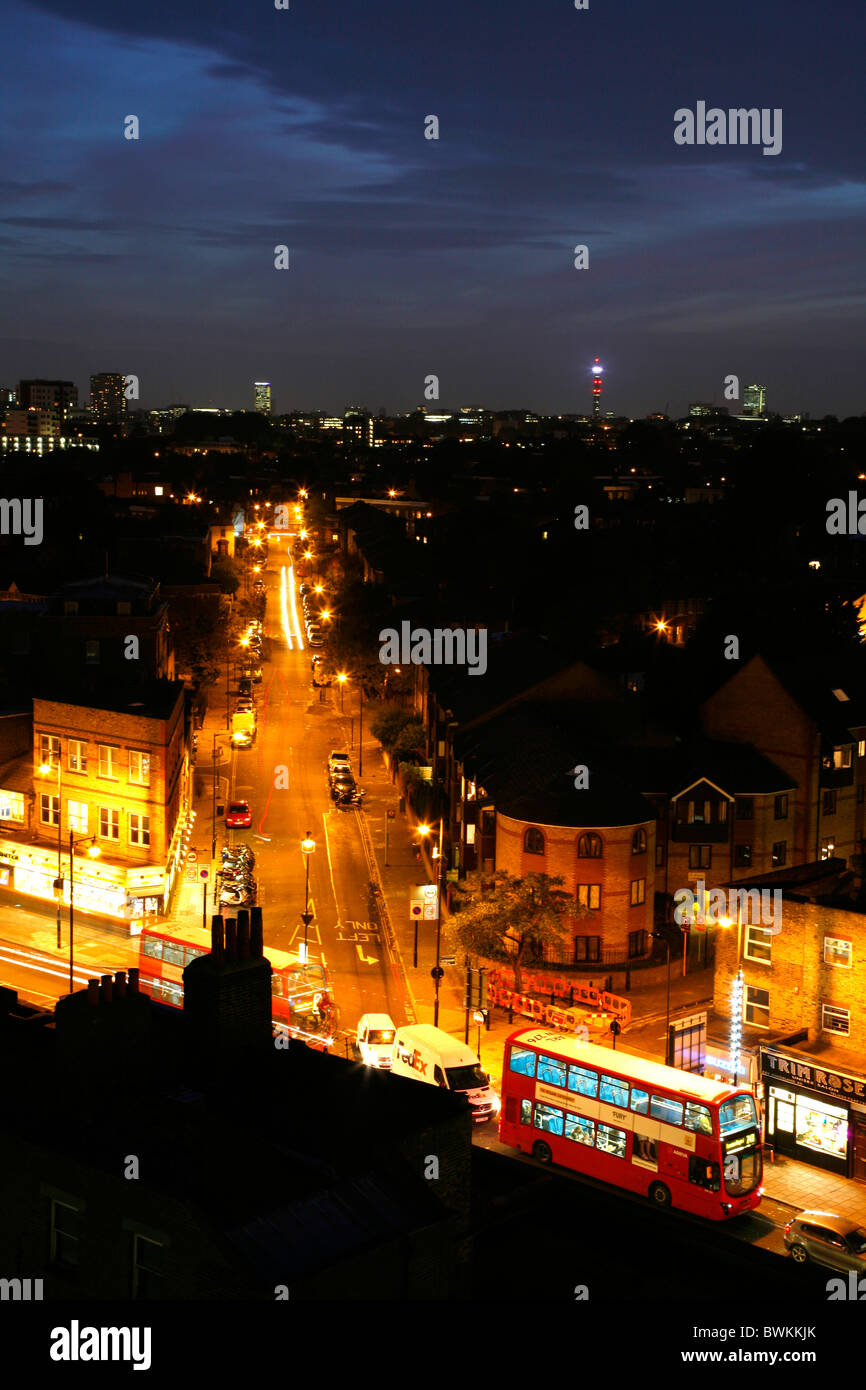 Vista sul tetto da Dalston guardando sopra De Beauvoir Town e Islington verso la BT Tower in lontananza, London, Regno Unito Foto Stock