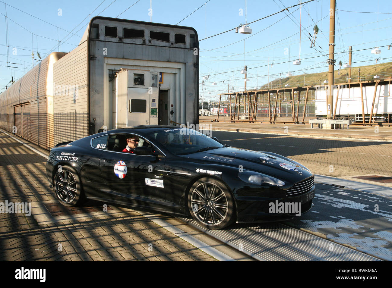 Aston Martin imbarco treno Eurotunnel in Folkestone Foto Stock