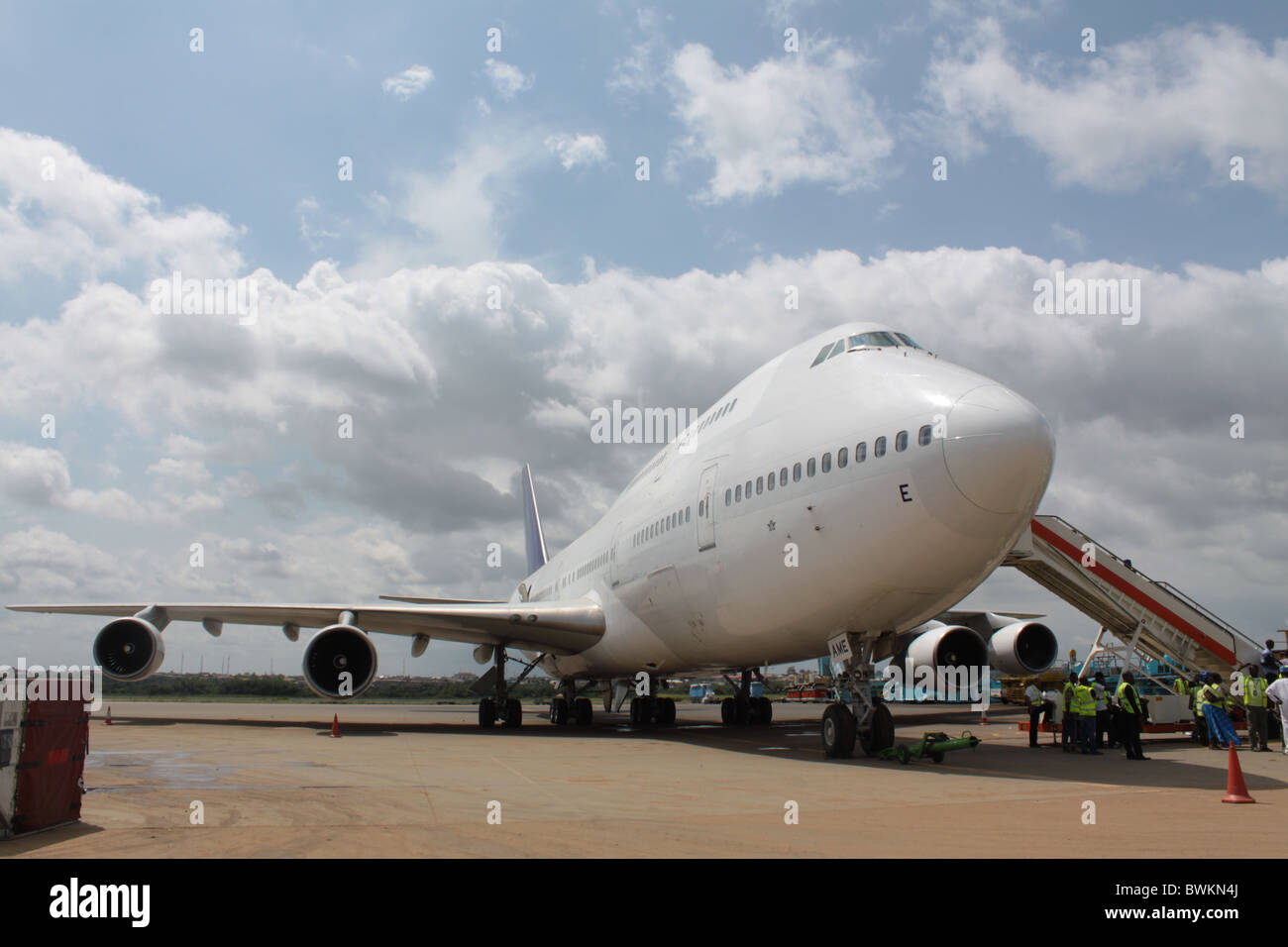 Un parcheggiato Boeing piano (747) di tipo a Murtala Muhammed International Airport, Lagos presso il settore cargo. Foto Stock