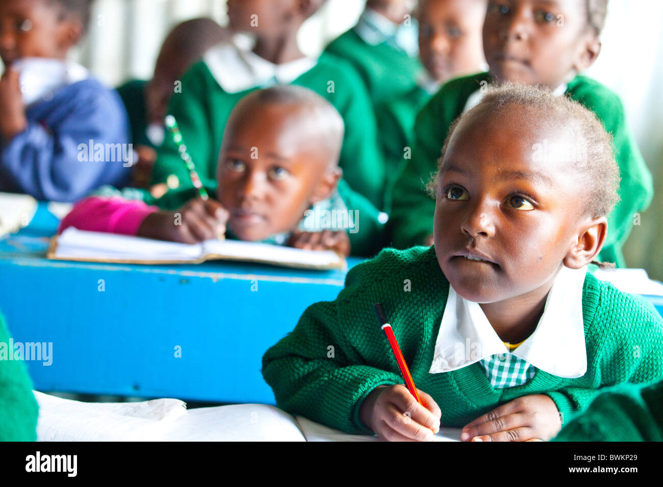 Bambini da Mathare baraccopoli, Maji Mazuri Centro e scuola, Nairobi, Kenia Foto Stock