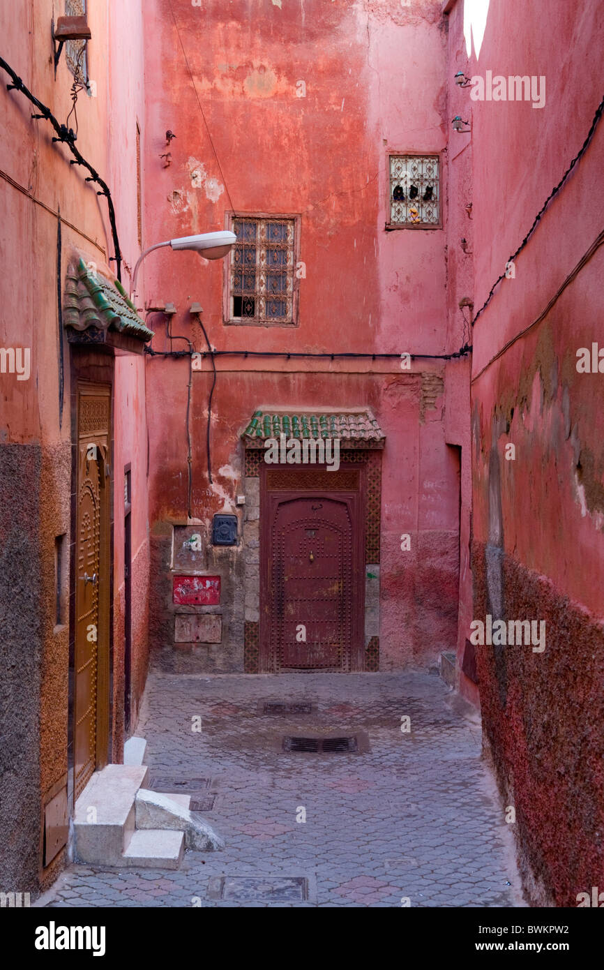 Un dipinto di rosso vicolo cieco tra i vicoli di Marrakech, Marocco Foto Stock