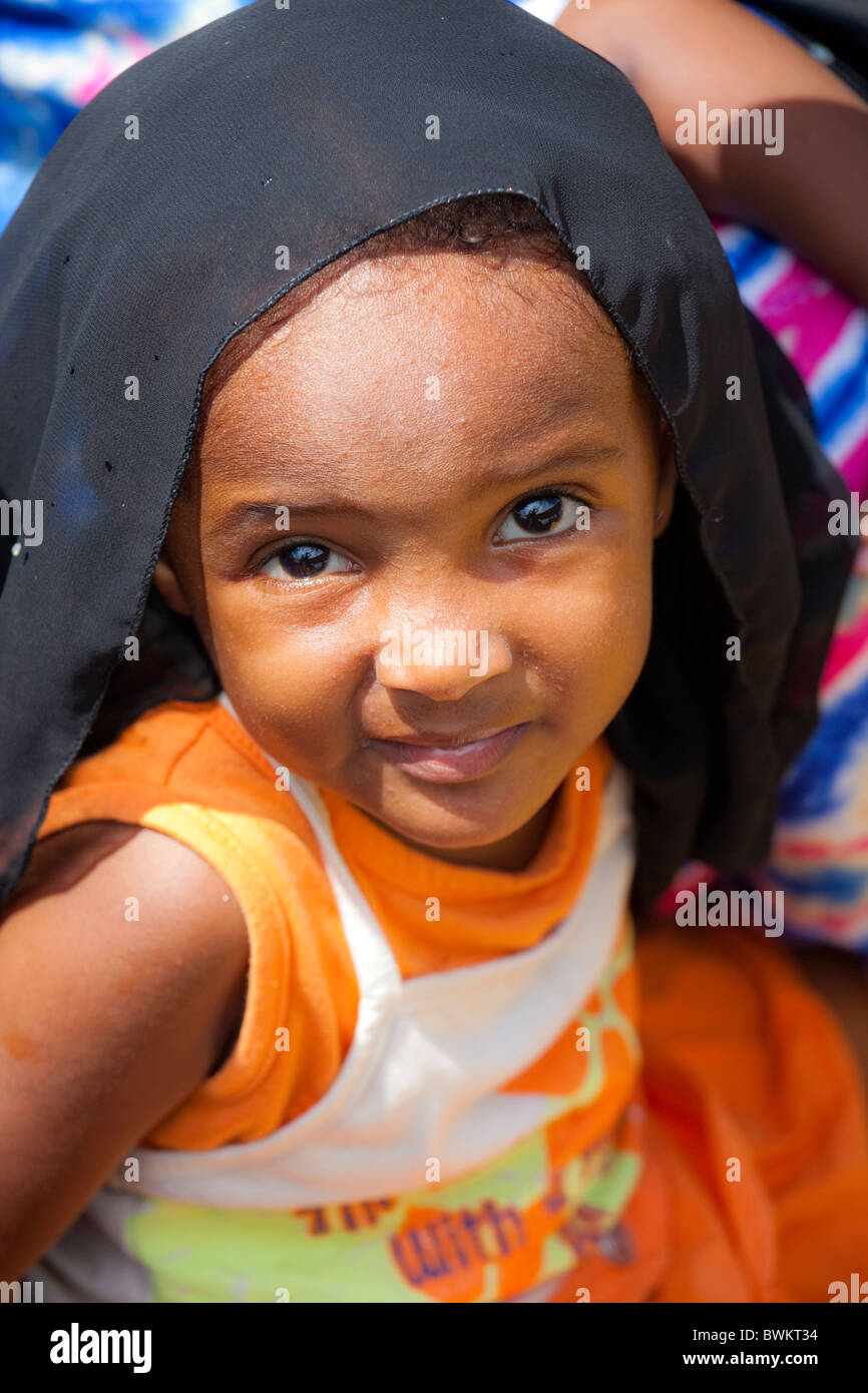 Giovane ragazza musulmana sotto la madre del vestito, isola di Lamu, Kenya Foto Stock