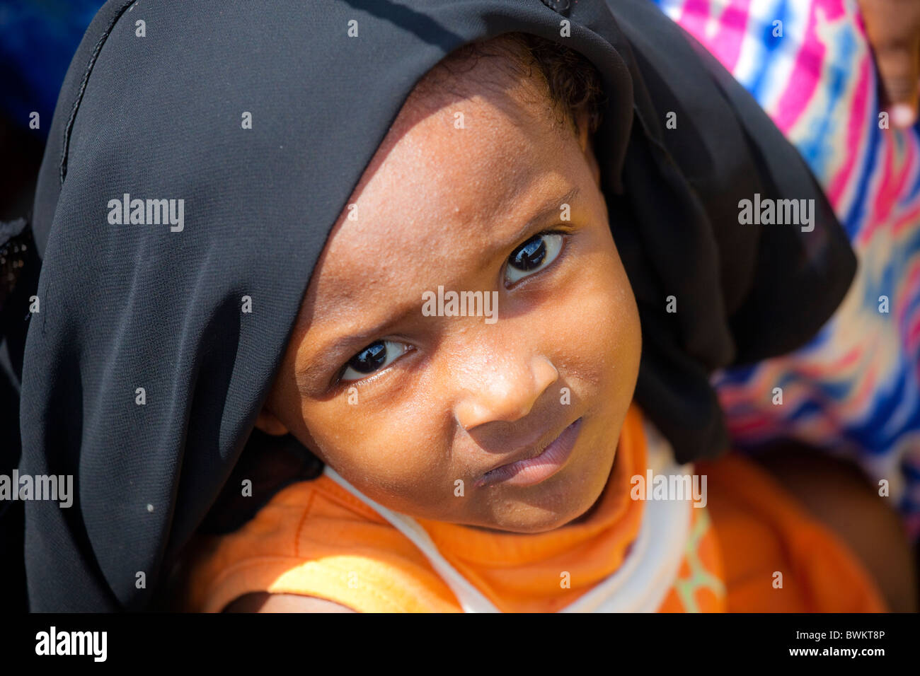 Giovane ragazza musulmana sotto la madre del vestito, isola di Lamu, Kenya Foto Stock