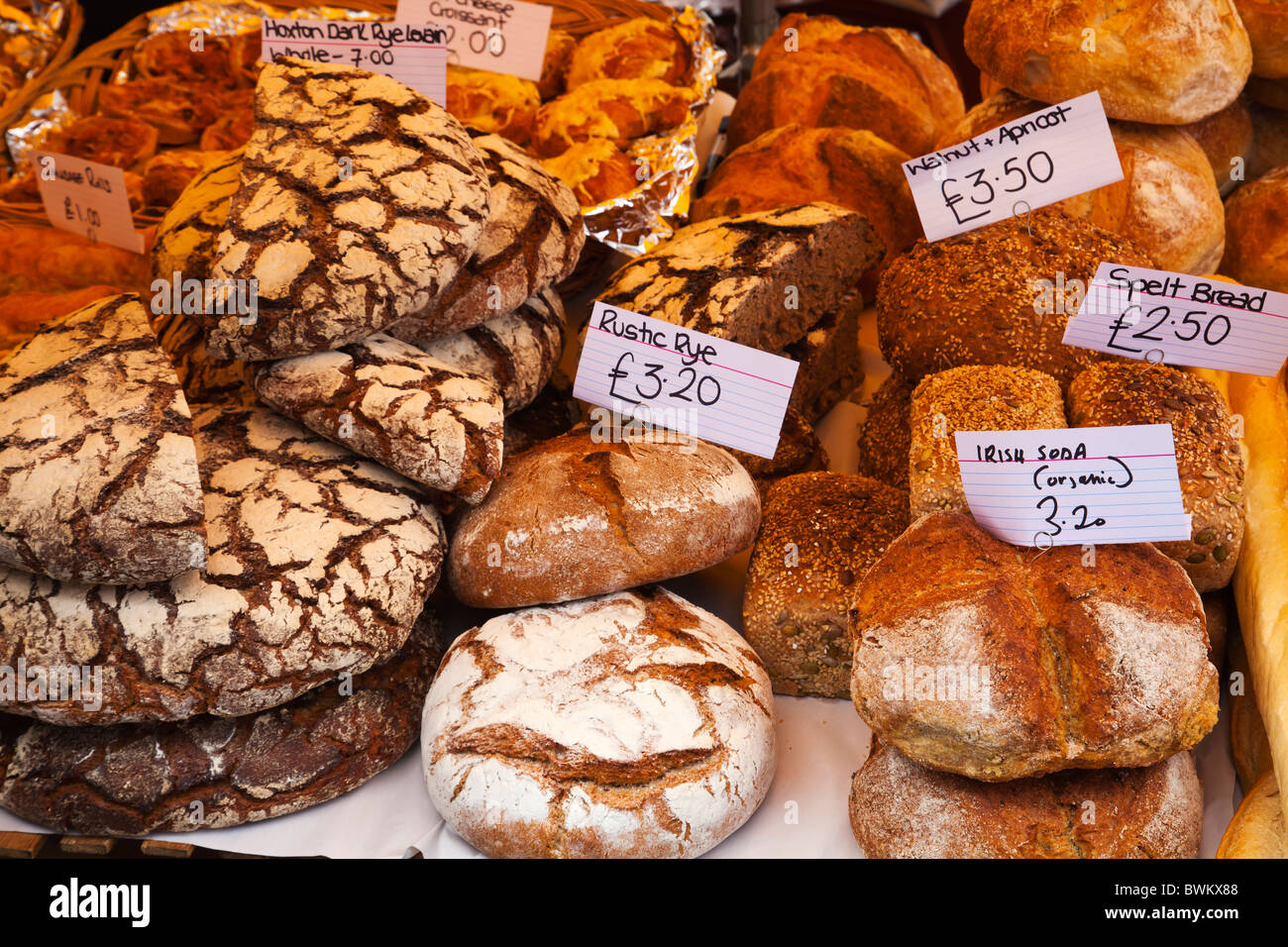 Selezione di localmente fatta pane di grano intero pane al mercato di Portobello Road Foto Stock