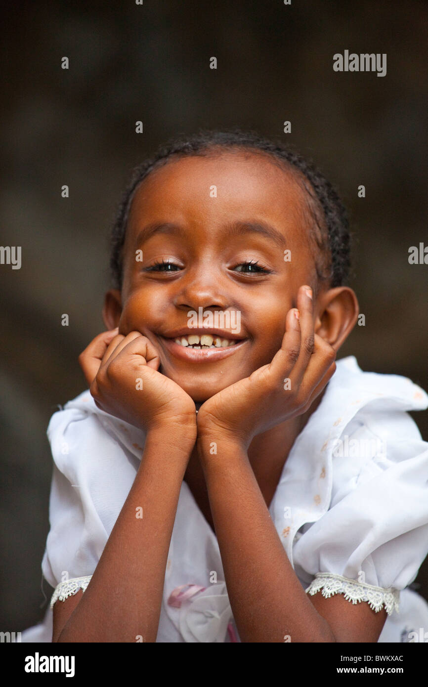 Bambina sull isola di Lamu, Kenya Foto Stock