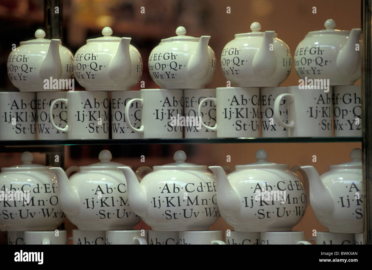 Regno Unito Londra vetrina Whittard tè è Carnaby Street Mayfair Gran  Bretagna Europa Inghilterra vasi di ceramica tazze Foto stock - Alamy