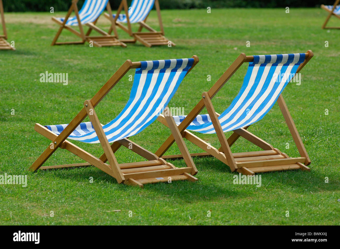 Regno Unito Londra sedie a sdraio Regent Park Gran Bretagna Europa Inghilterra prato verde estate di ricreazione Foto Stock
