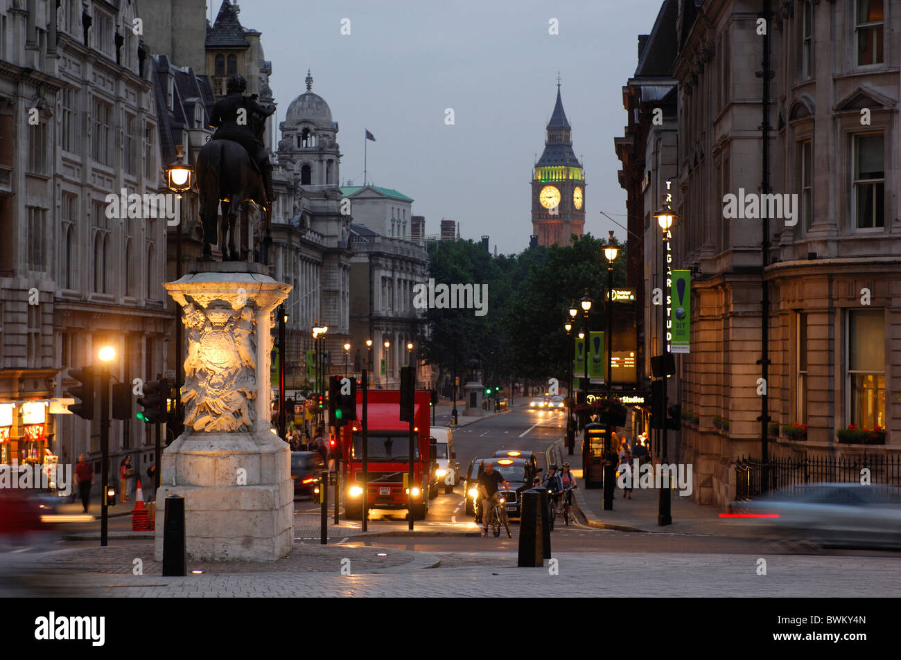 Regno Unito Londra vista da Trafalgar Square al Big Ben Strand Gran Bretagna Europa Inghilterra street town il traffico a Foto Stock