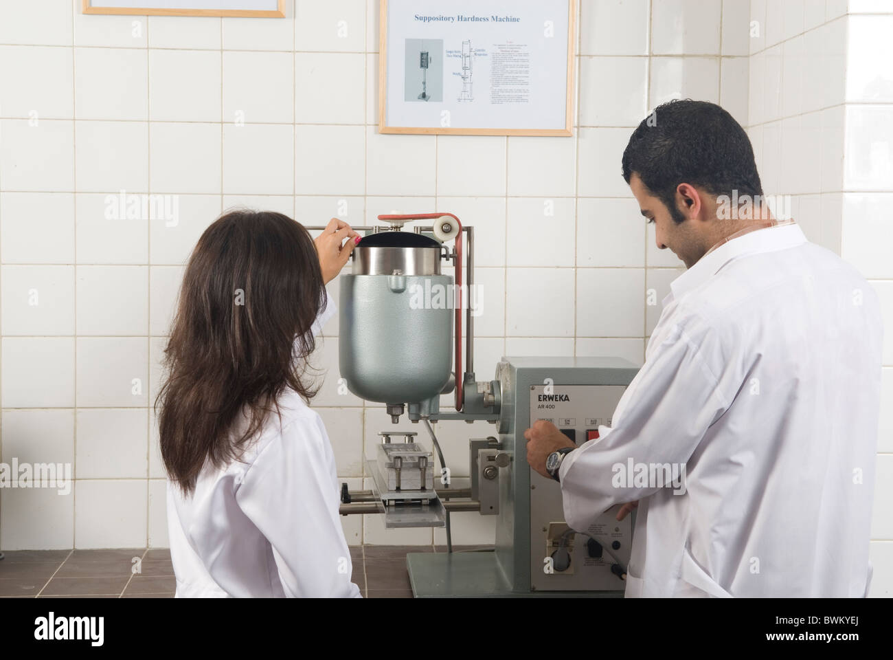 Giovane maschio e femmina gli studenti di medicina di lavorare all'interno di un laboratorio di Beirut università araba Libano Medio Oriente Foto Stock