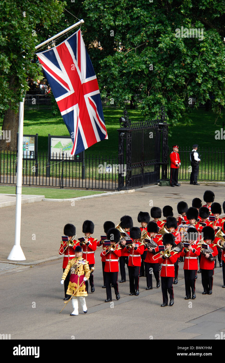Regno Unito Londra Trooping il colore Queen Elizabeth II cerimonia militare compleanno Parade la sfilata delle Guardie a Cavallo Grande Br Foto Stock
