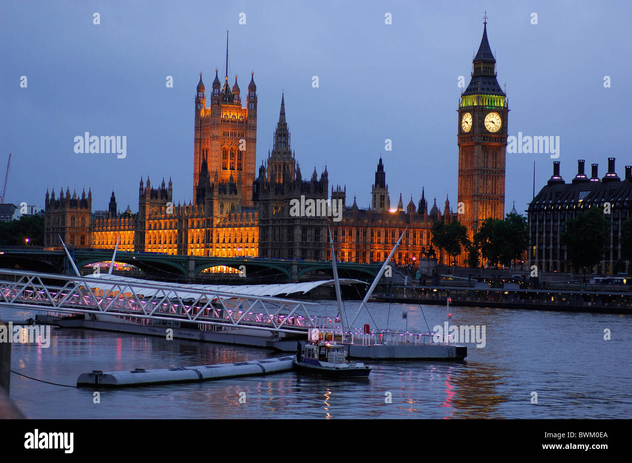 Regno Unito Londra Big Ben Il Parlamento vista dal Queens a piedi sul Fiume Tamigi Southwark Gran Bretagna Europa Inghilterra a n Foto Stock