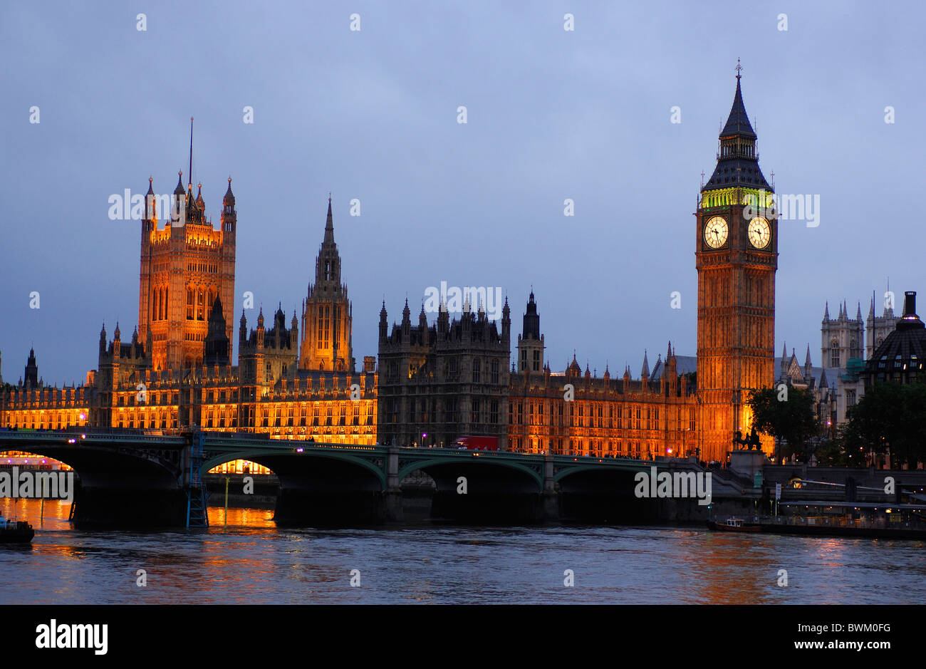 Regno Unito Londra Big Ben Il Parlamento vista dal Queens a piedi sul Fiume Tamigi Southwark Gran Bretagna Europa Inghilterra a n Foto Stock