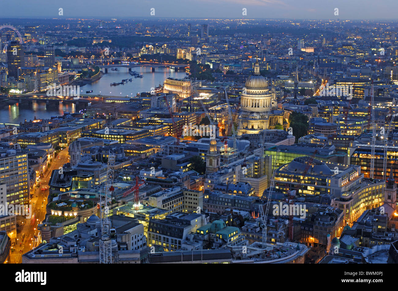 Regno Unito Londra San Paolo vista cattedrale di vertigini 42 City Gran Bretagna Europa Inghilterra crepuscolo serale di notte Foto Stock