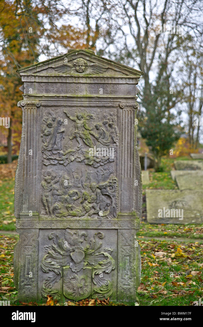 Pietra tombale sul sagrato della chiesa di San Lorenzo in Lunden, Germania settentrionale; Grabstein auf dem Geschlechterfriedhof in Lunden Foto Stock