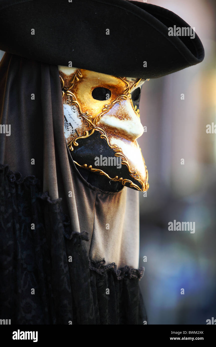 Un uomo di maschera e cappello per il Carnevale di Venezia che ha luogo nei  dieci giorni prima della quaresima Foto stock - Alamy