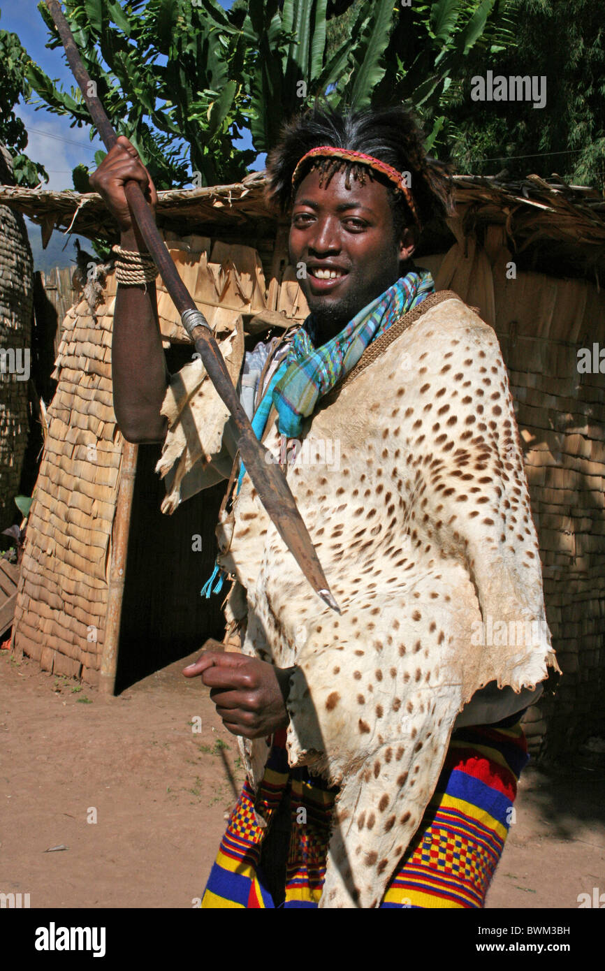 Dorze Tribe Uomo azienda lancia tradizionale o gradi Toor presi in Chencha, Valle dell'Omo, Etiopia Foto Stock
