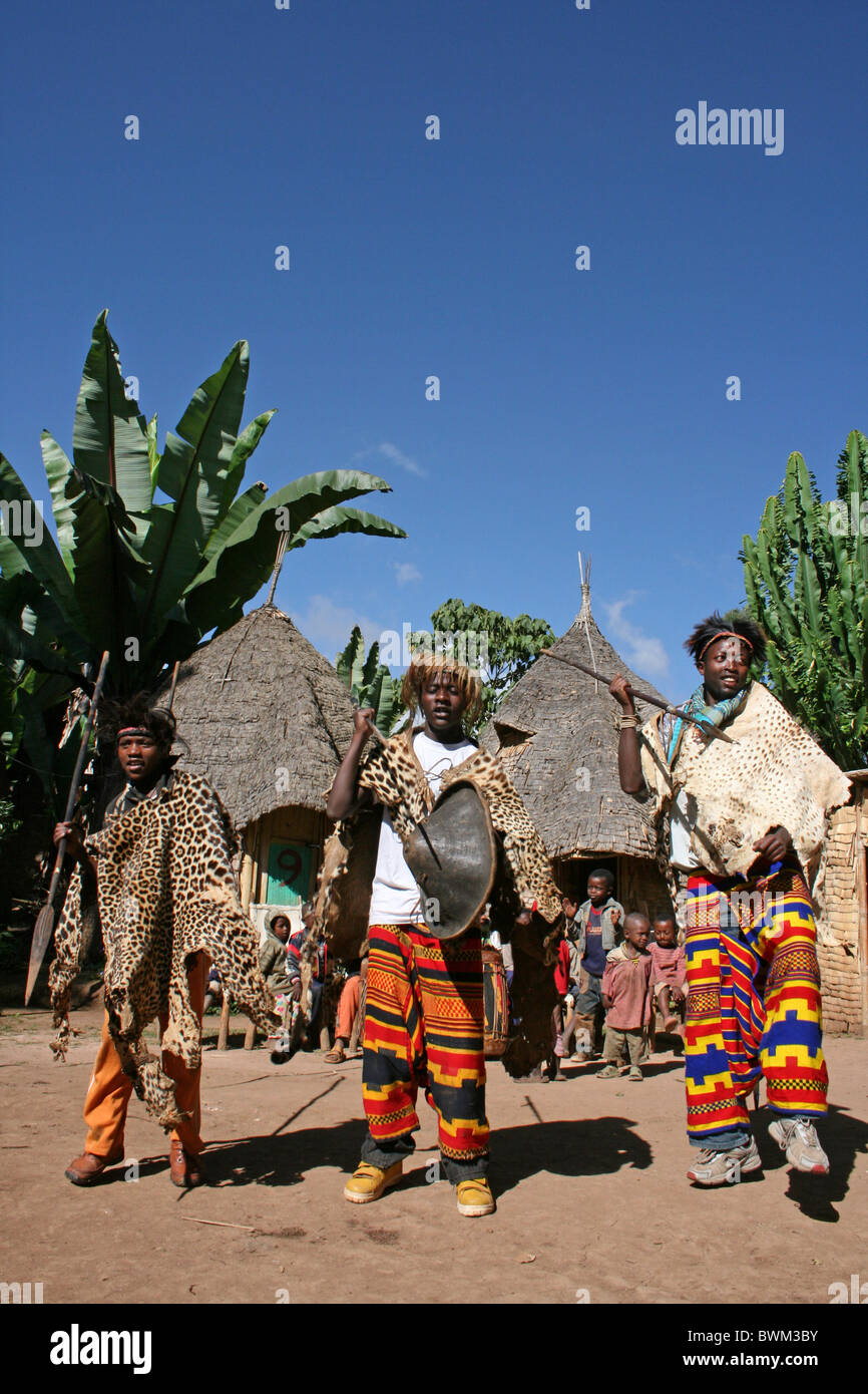 Tradizionale tribù Dorze Dancing presi in Chencha, Valle dell'Omo, Etiopia Foto Stock