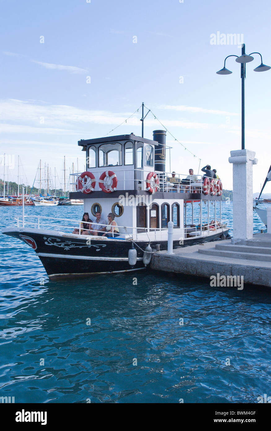 Piccoli traghetti passeggeri Gocek porto sulla costa Lycian Turchia Foto Stock