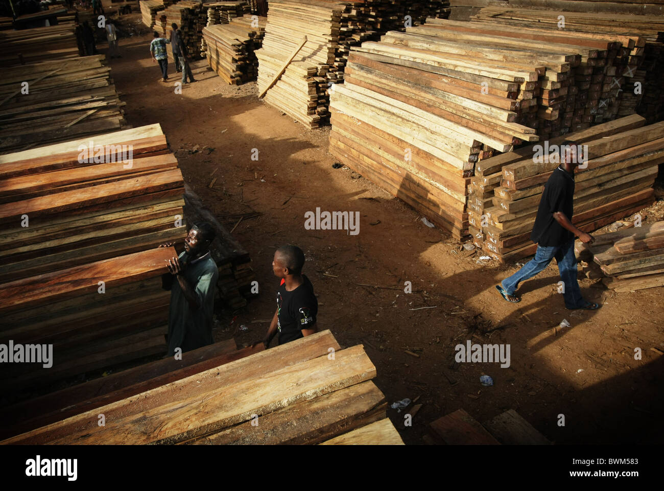 Schede per la vendita al mercato del legname in tema, Ghana il martedì 20 maggio, 2008. Foto Stock