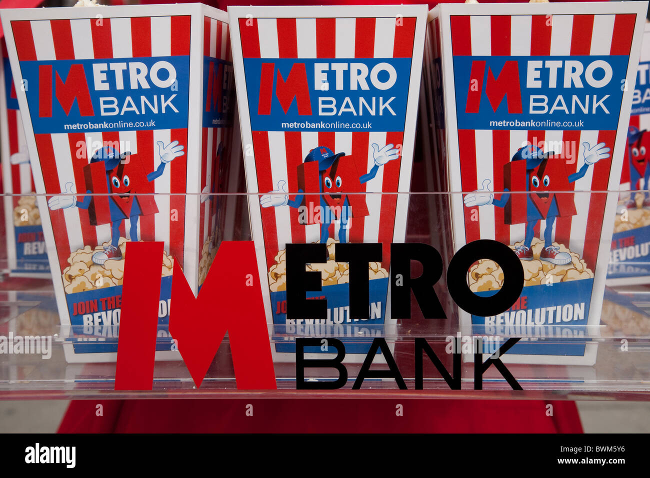 Metro Bank, Gran Bretagna il primo nuovo high street bank in oltre cento anni si apre in Earls Court, Londra, Regno Unito Foto Stock