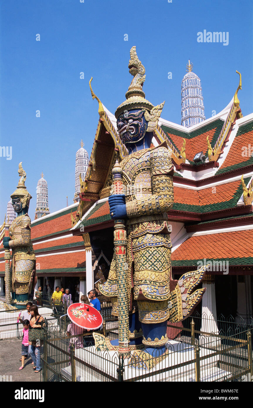 Asia Thailandia Bangkok Wat Phra Kaeo Wat Phra Kaew Grand Palace Tempio del Buddha di Smeraldo Statue di architettura Foto Stock