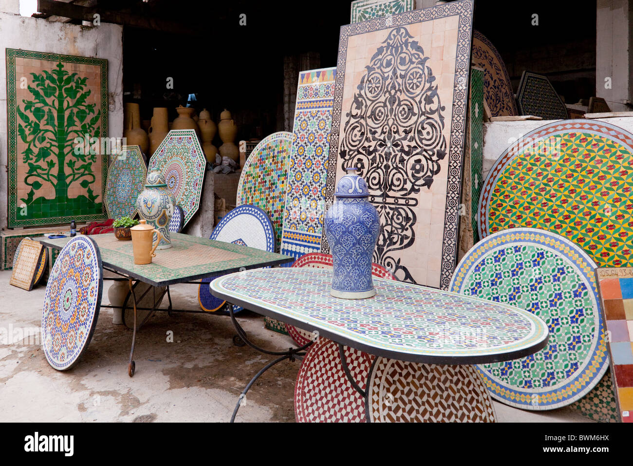 Una ceramica fabbrica per la produzione di piastrelle a mosaico di fontane e mobili in Fes, Marocco. Foto Stock