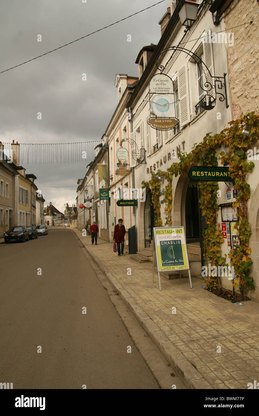 Villaggio di Chablis in Francia a metà novembre Foto Stock