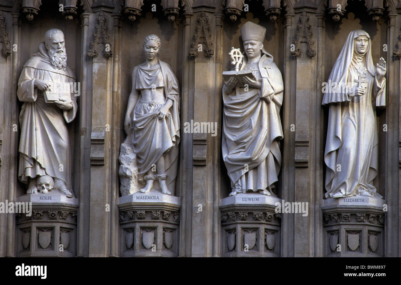 L'Abbazia di Westminster, Londra, Gran Bretagna. 10 statue sopra le porte rappresentano il ventesimo secolo martire cristiano (da sinistra a destra) Massimiliano K Foto Stock