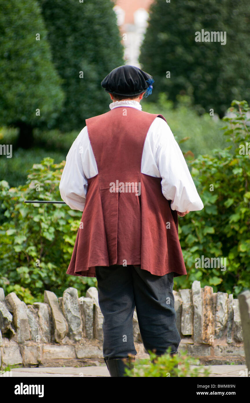 Un uomo vestito in abiti Tudor nei giardini di William al luogo di nascita di Shakespeare, Stratford upon Avon. Foto Stock