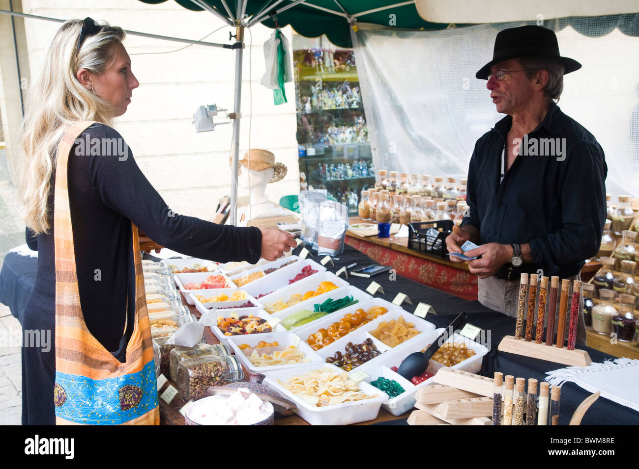 Prodotti profumati venditore, Sarlat mercato, Dordogne, Francia Foto Stock