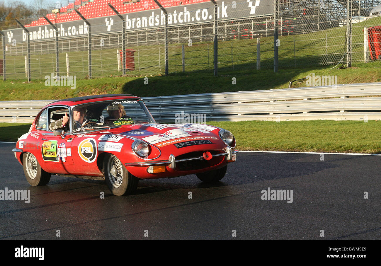 E-guida di tipo intorno al circuito di Brands Hatch Foto Stock