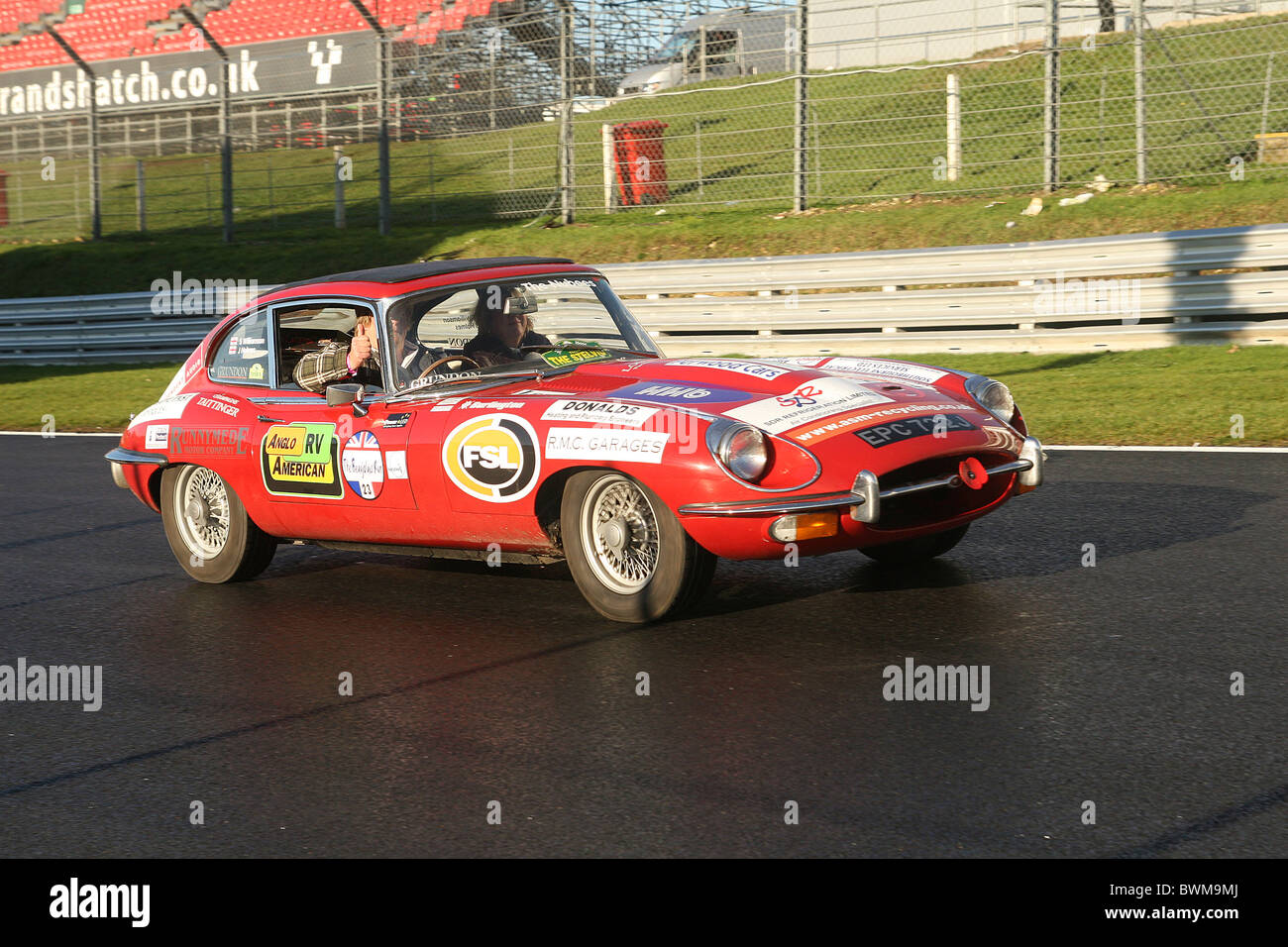 E-guida di tipo intorno al circuito di Brands Hatch Foto Stock