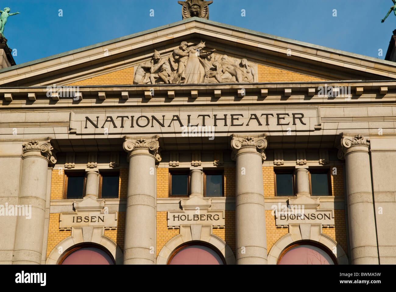 Il Teatro Nazionale di costruzione di esterni Oslo Norvegia Foto Stock