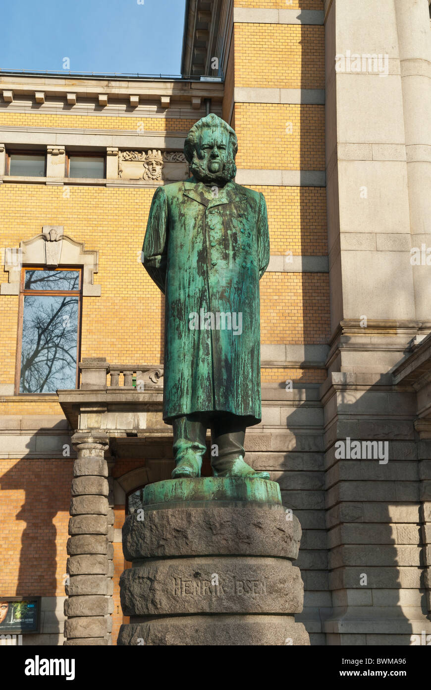 Statua di Henrik Ibsen drammaturgo norvegese e poeta al di fuori del Teatro Nazionale di costruzione di Oslo Norvegia Foto Stock