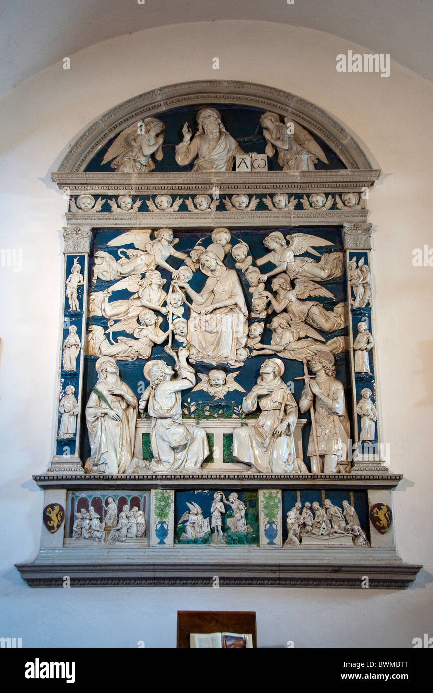 Assunzione della Vergine pala d altare di Andrea della Robbia, chiesa delle Sante Flora e Lucilla, Santa Fiora Foto Stock