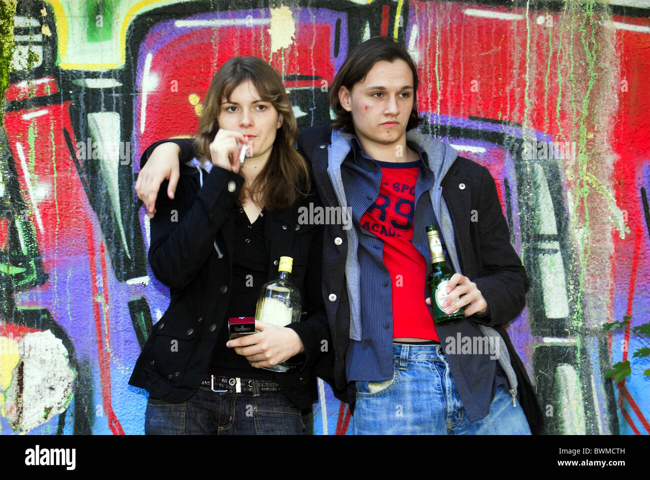 Boozers alcolisti disoccupati disoccupati disperatamente triste annoiato giovane al di fuori due persone donna uomo y Foto Stock