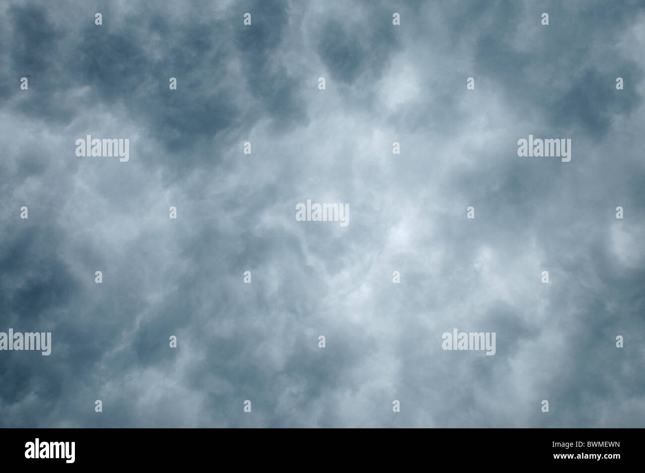 Nuvole scure riempire il telaio più leggero verso il centro Foto Stock
