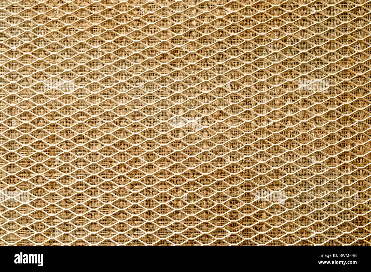 In plastica e in metallo filtro aria drammaticamente illuminati. Posizione orizzontale Foto Stock