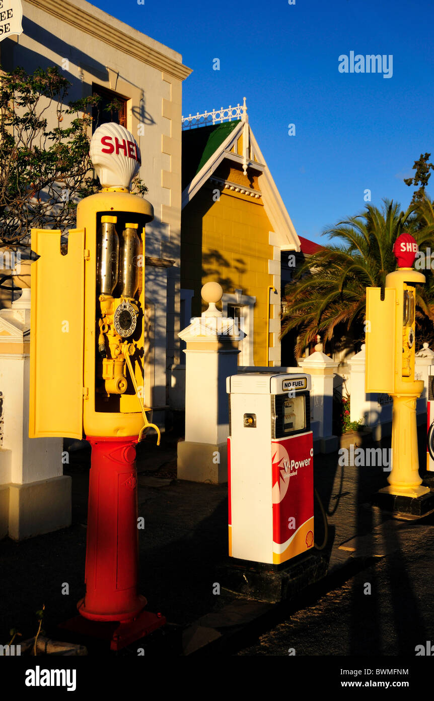 Royal Dutch Shell stazione di benzina con gas vintage pompe. Matjiesfontein, Sud Africa. Foto Stock