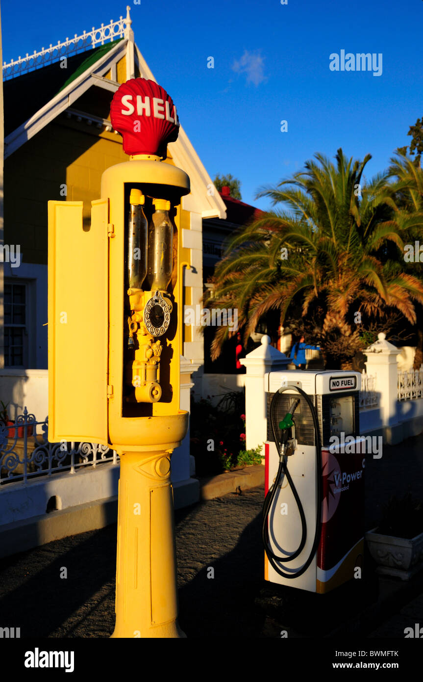 Vintage Royal Dutch Shell pompa benzina. Matjiesfontein, Sud Africa. Foto Stock