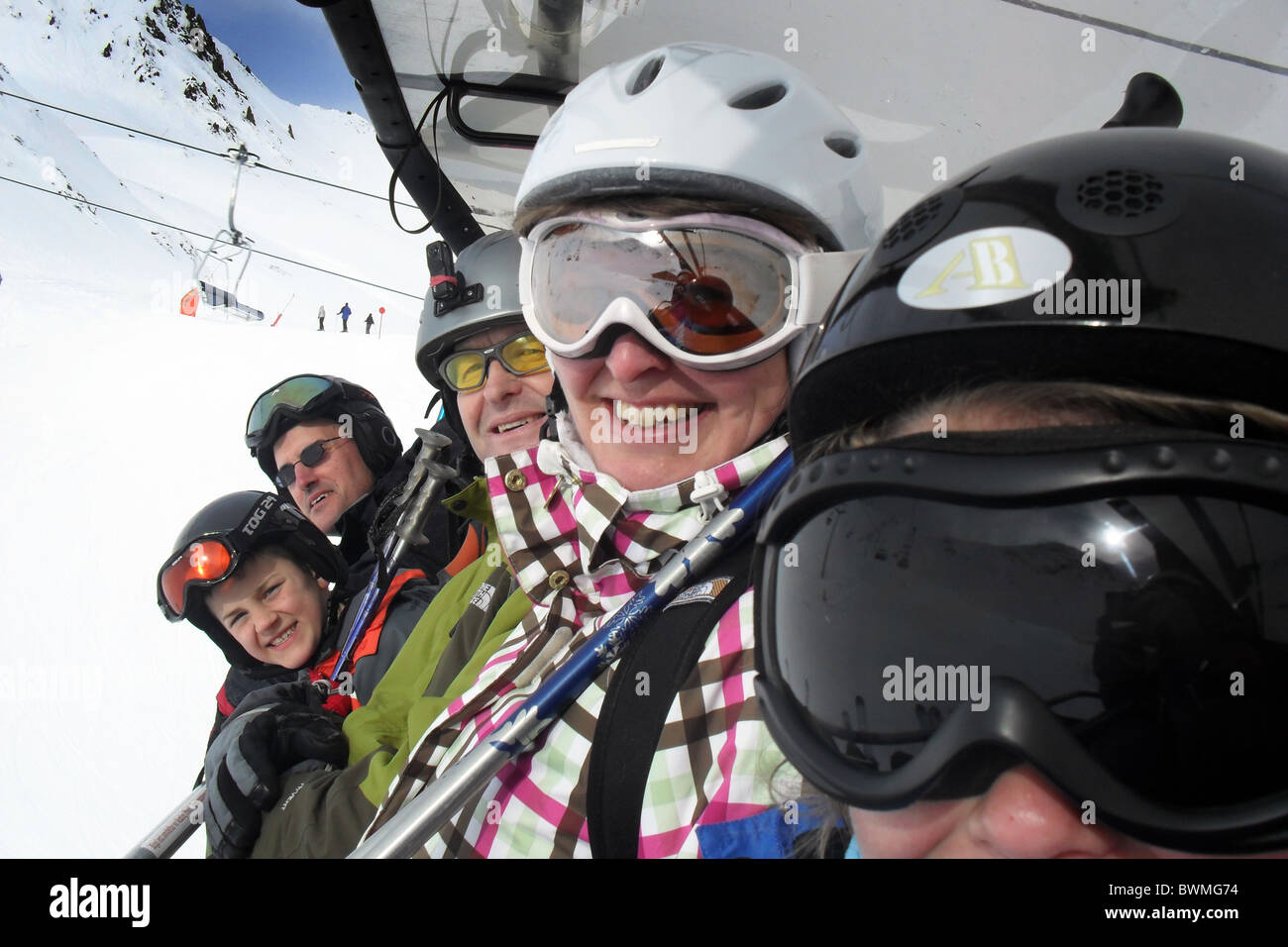 Vacanza sulla neve in famiglia, guardando fuori dalla seggiovia, Ischgl, Austria Foto Stock